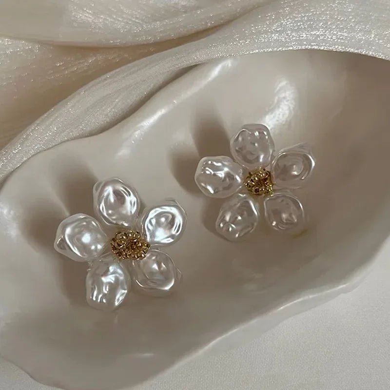 Elara Pearl Flower Earrings - Orlumea
