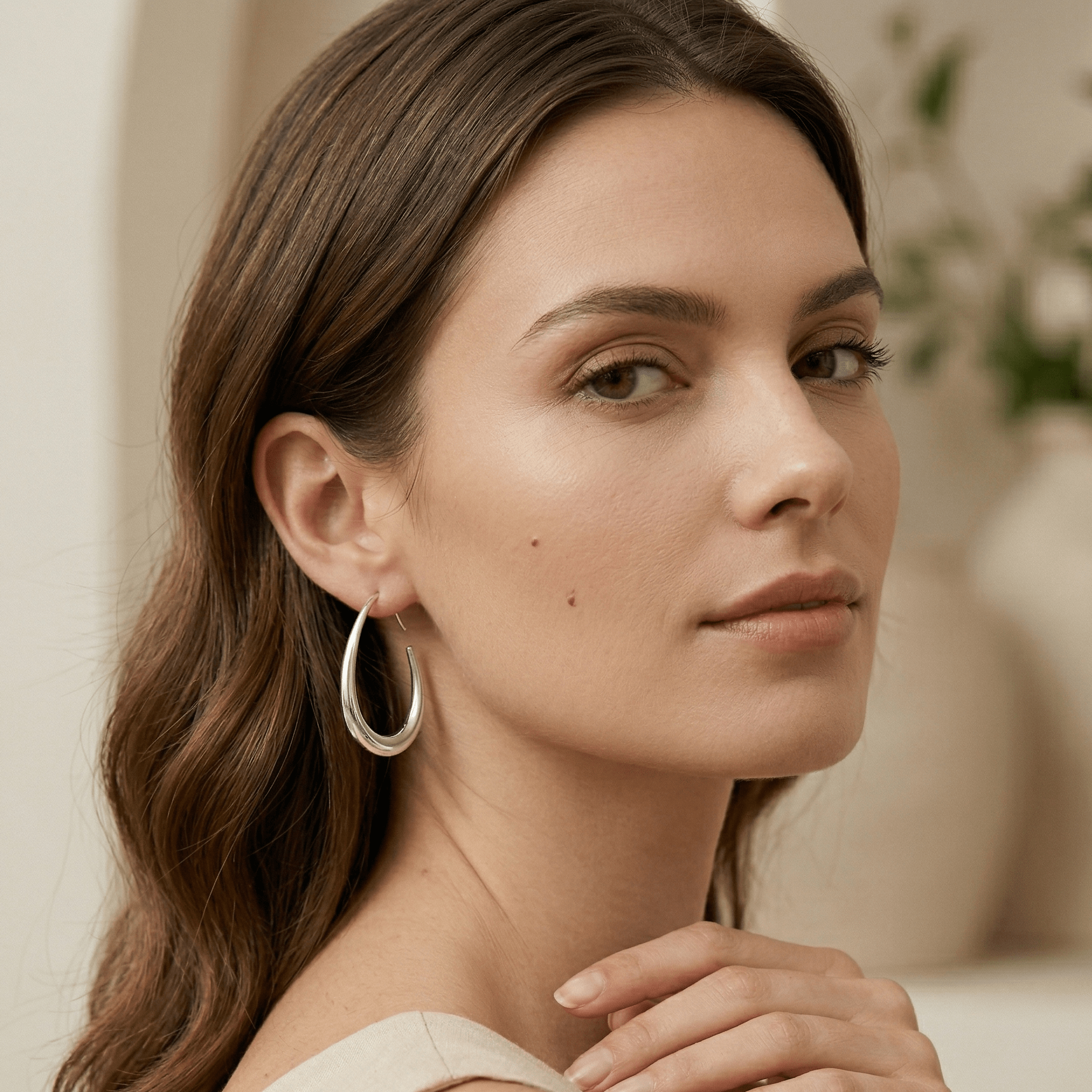 Minimalist Oval Gold Hoop Earrings - Orlumea