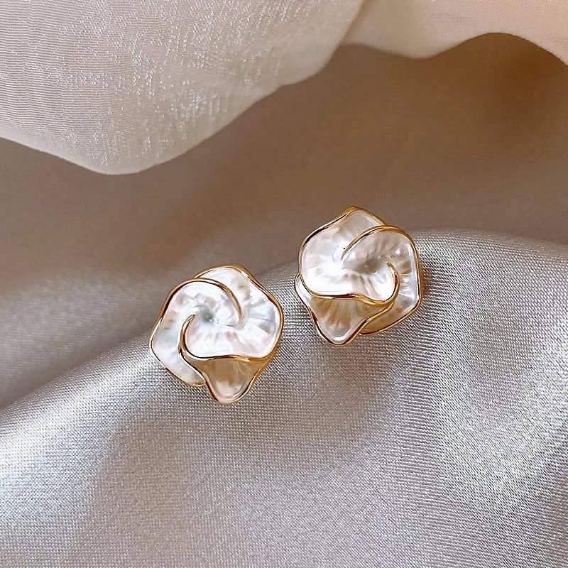 Pearl Flower Stud Earrings - Orlumea