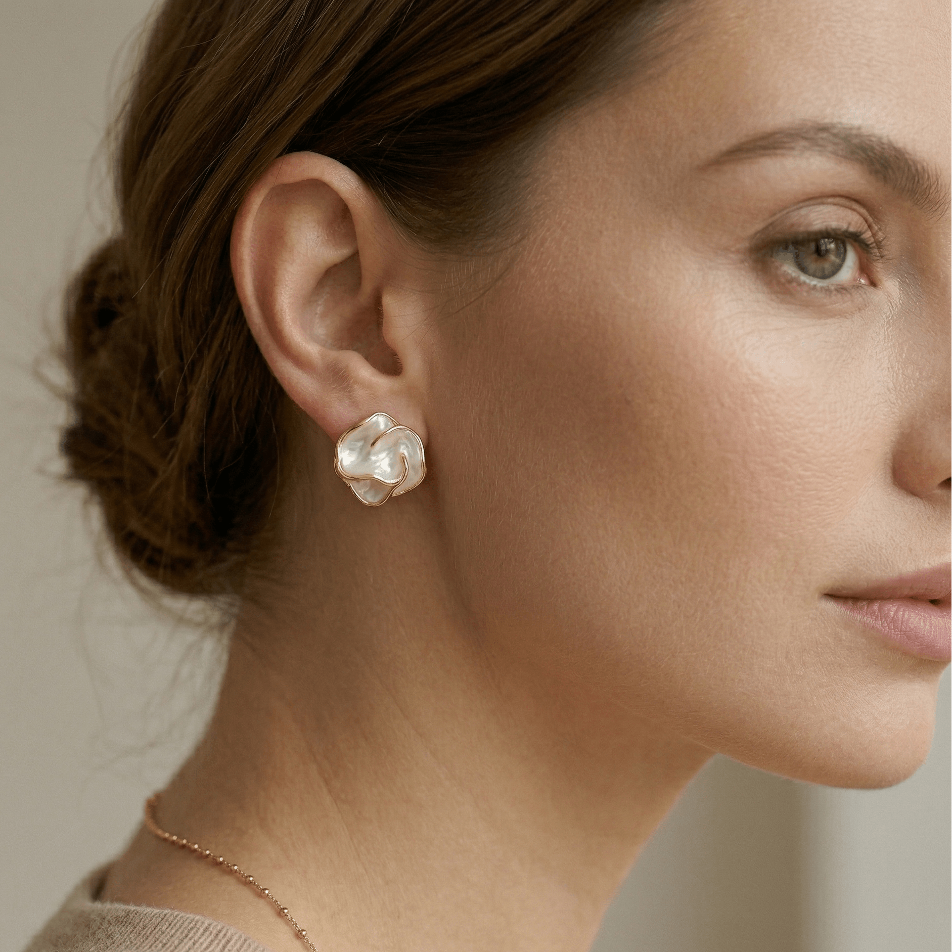 Pearl Flower Stud Earrings - Orlumea