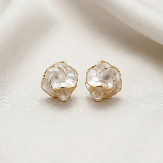 Pearl Flower Stud Earrings - Orlumea